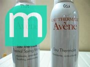 Chai thật thì chữ AVENE màu đỏ cam nhẹ hơn, còn chai giả thì màu đỏ đậm