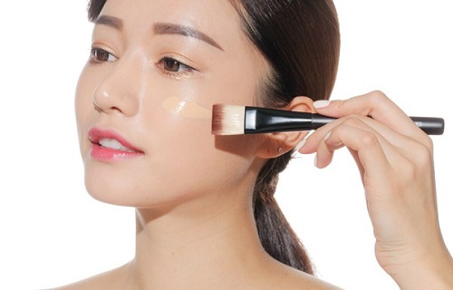 Phân trần sự khác biệt của cách tán kem nền bằng cọ và bông mút