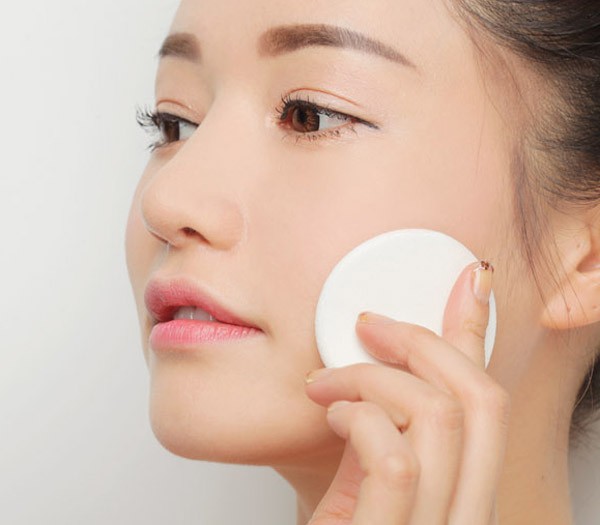 Phân trần sự khác biệt của cách tán kem nền bằng cọ và bông mút