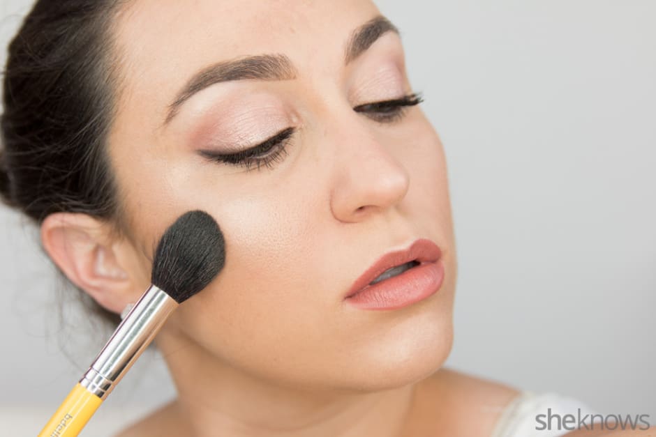 Update xu hướng makeup mùa hè: Kỹ thuật Strobing