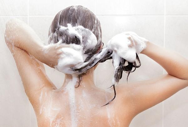 Phải Làm Thế Nào Để Tóc Không Bị Bết Dính Trong Mùa Hè Nắng Nóng?
