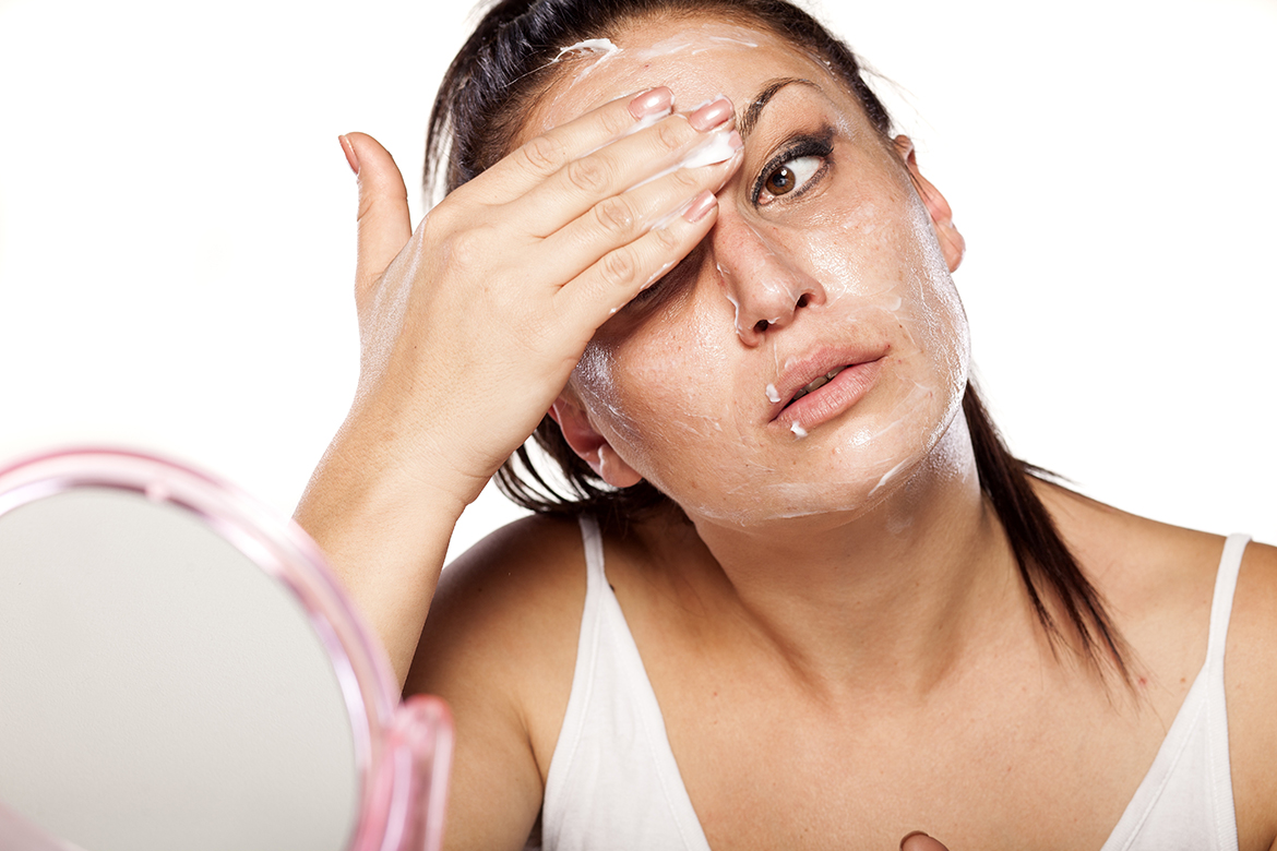 Vì sao da sần, nổi mụn nhiều hơn khi dùng Dầu Tẩy Trang?