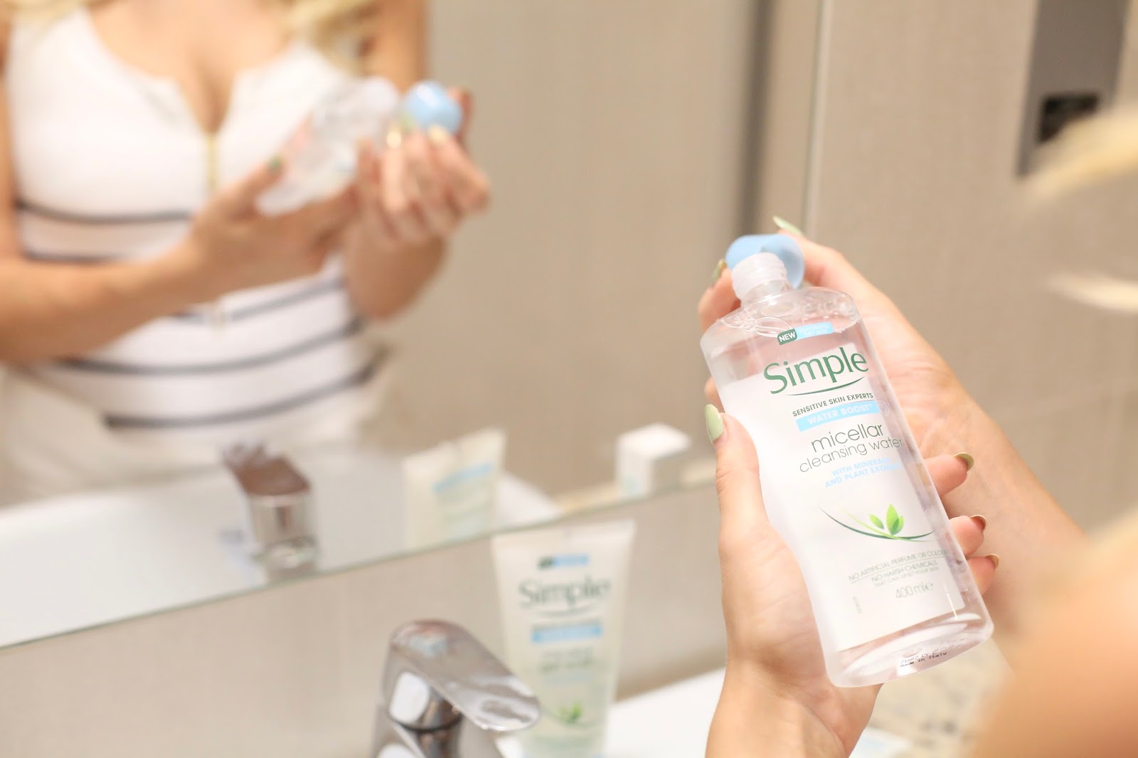 Nước tẩy trang siêu cấp ẩm Simple Water Boost Micellar Water 200ml nuoc-tay-trang-sieu-cap-am-simple-water-boost-micellar-water-200ml