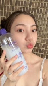 review-bo-doi-kem-duong-nuoc-hoa-hong-naturie
