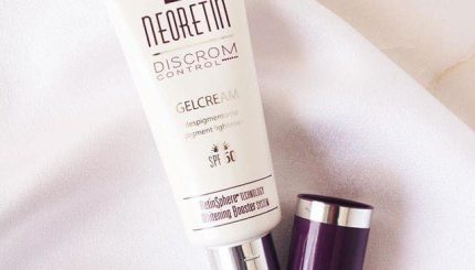 review-kem-chong-nang-neoretin-discrom-controgel-cream