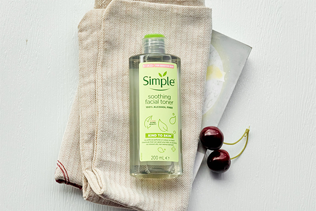 Review nước hoa hồng cho làn da nhạy cảm Simple Kind To Skin Soothing Facial