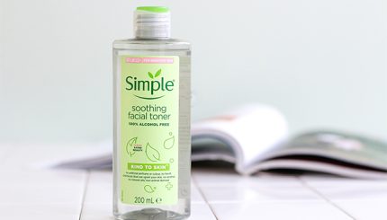Review nước hoa hồng cho làn da nhạy cảm Simple Kind To Skin Soothing Facial