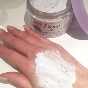 Tẩy Da Chết Toàn Thân Dove - Crushed Lavender & Coconut Milk 298g