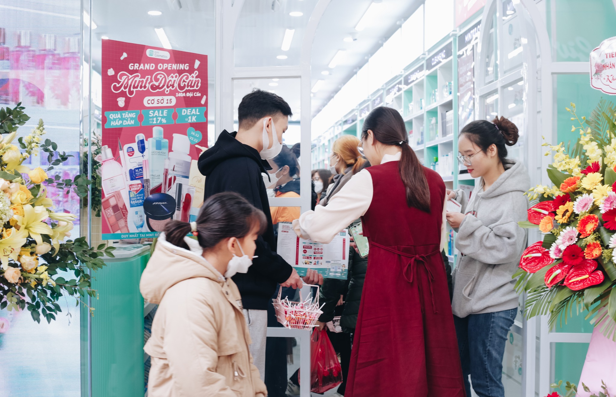 Không Khí Hân Hoan Trong Ngày Khai Trương Đầu Tiên Mint Đội Cấn Không Khí Hân Hoan Trong Ngày Khai Trương Đầu Tiên Mint Đội Cấn