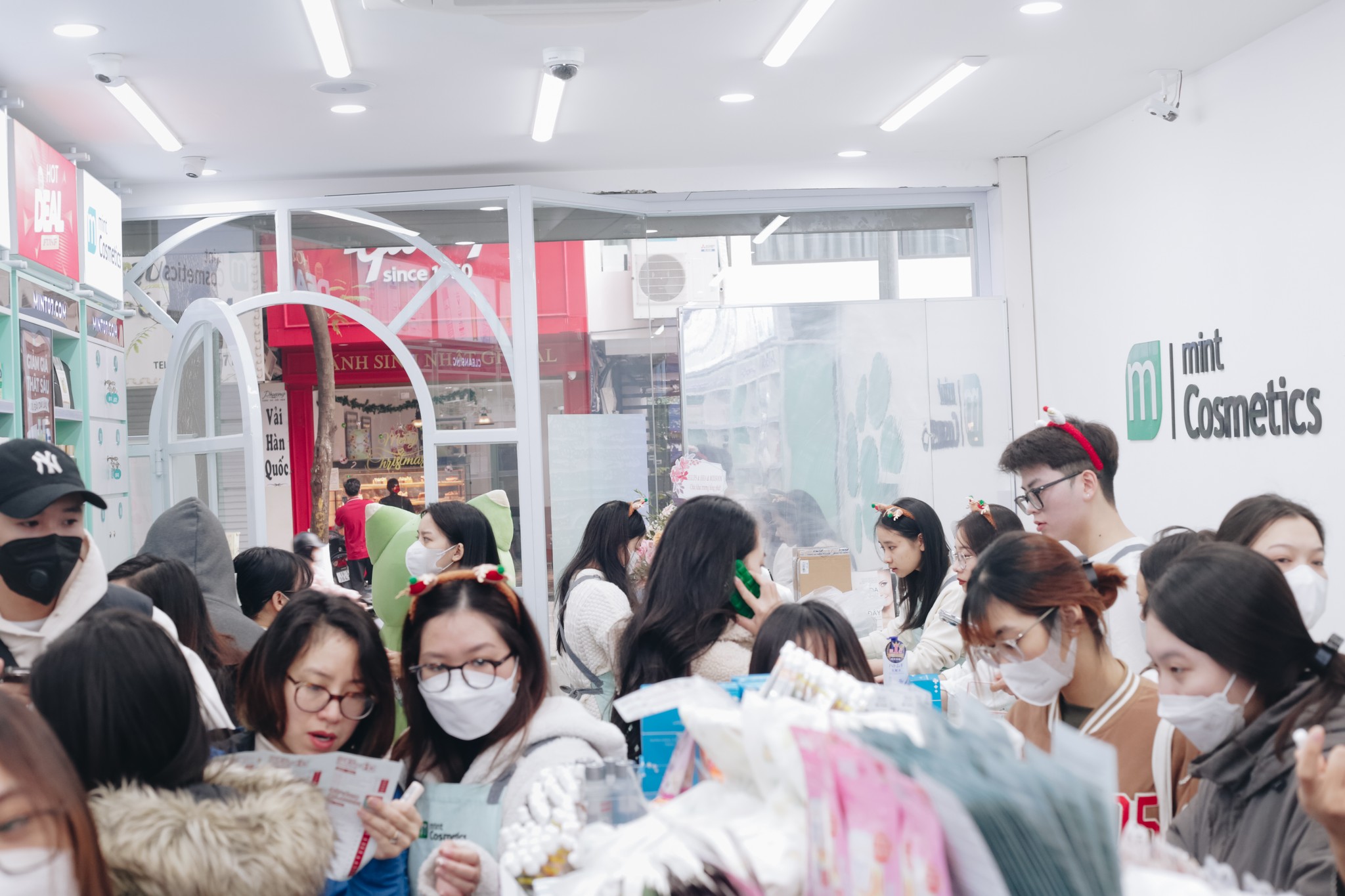 Không Khí Hân Hoan Trong Ngày Khai Trương Đầu Tiên Mint Đội Cấn Không Khí Hân Hoan Trong Ngày Khai Trương Đầu Tiên Mint Đội Cấn