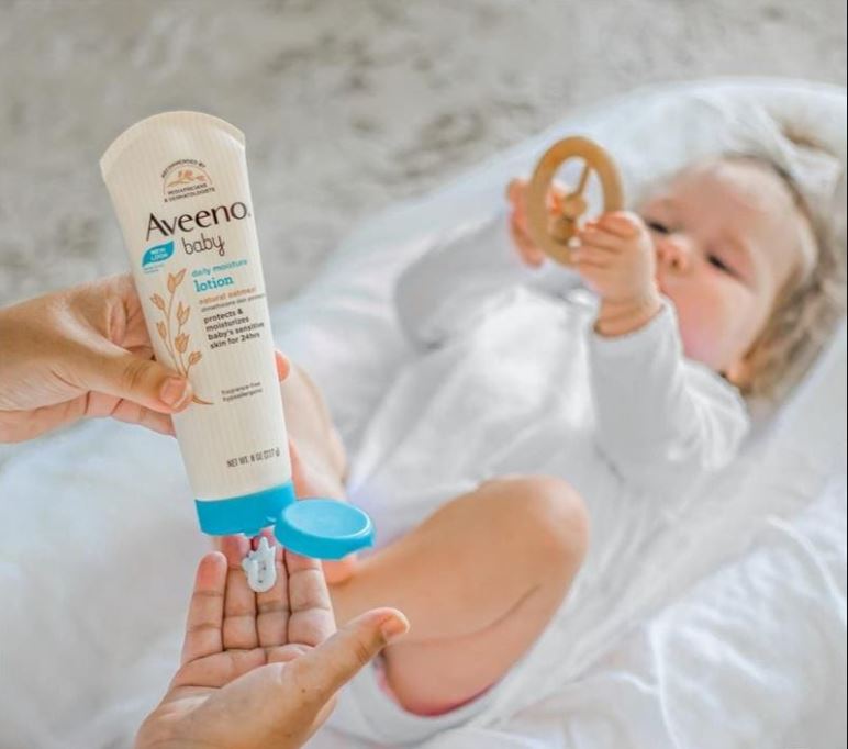 COMBO 1 SỮA DƯỠNG AVEENO BABY DAILY MOISTURE 227G + 1 TÚI AVEENO + 1 KEM DƯỠNG 15G