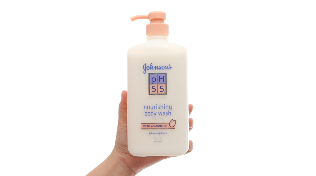 COMBO 1 SỮA TẮM JOHNSON'S PH 5.5 NOURISHING WITH ALMOND OIL 750ML + 1 CON CÁ HEO BÔNG