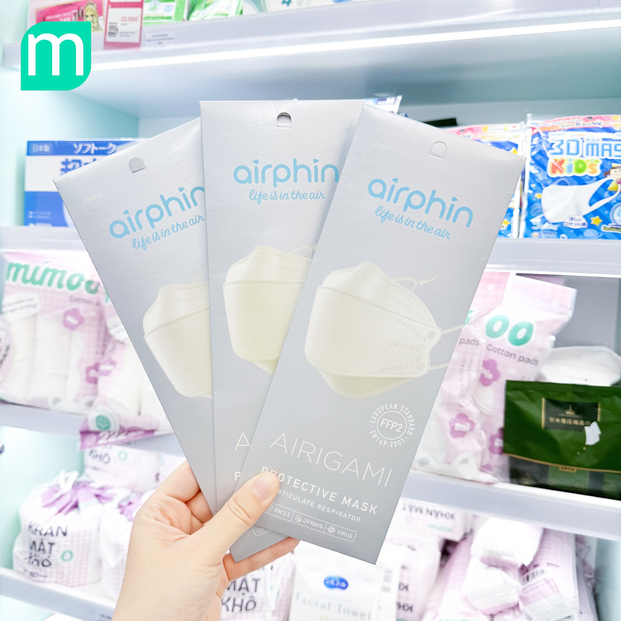 Item "bất li thân" của hội chị em những ngày Hà Nội mù mịt.