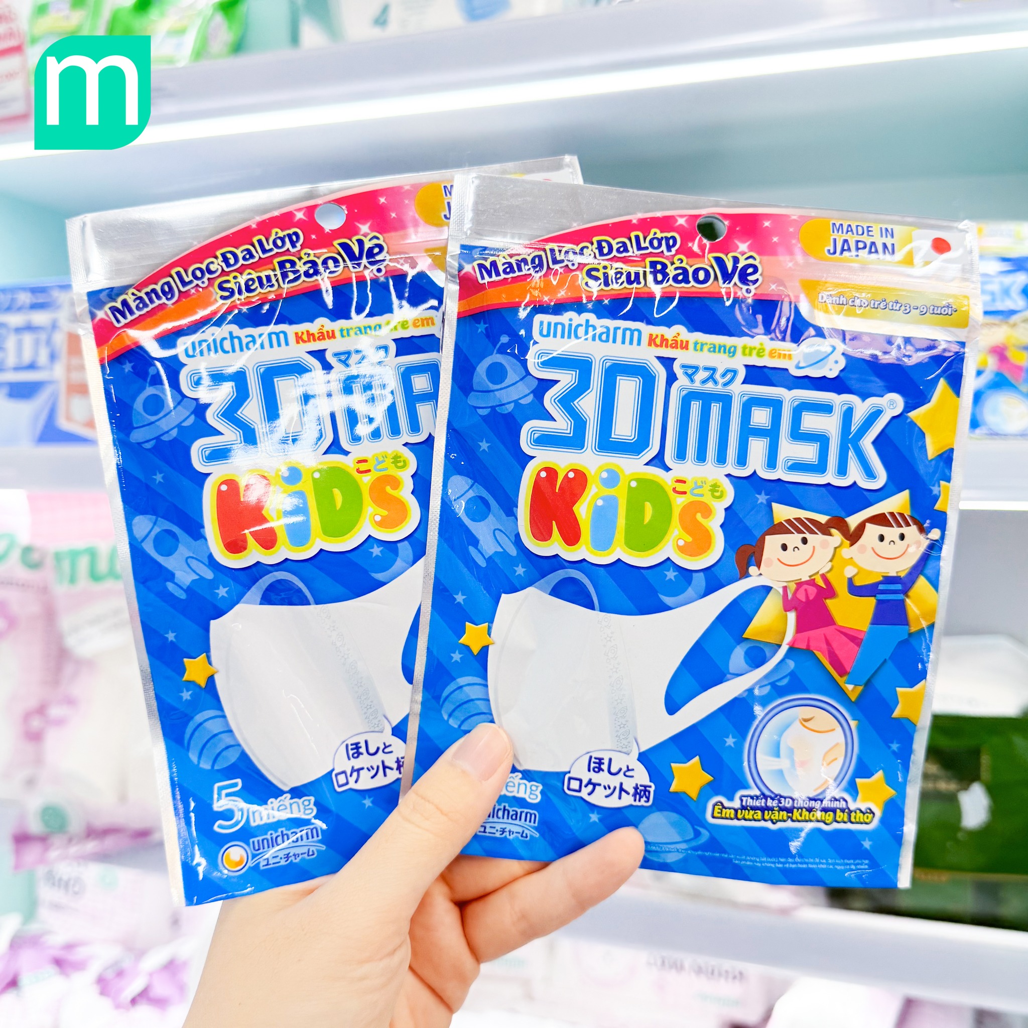 Item "bất li thân" của hội chị em những ngày Hà Nội mù mịt.