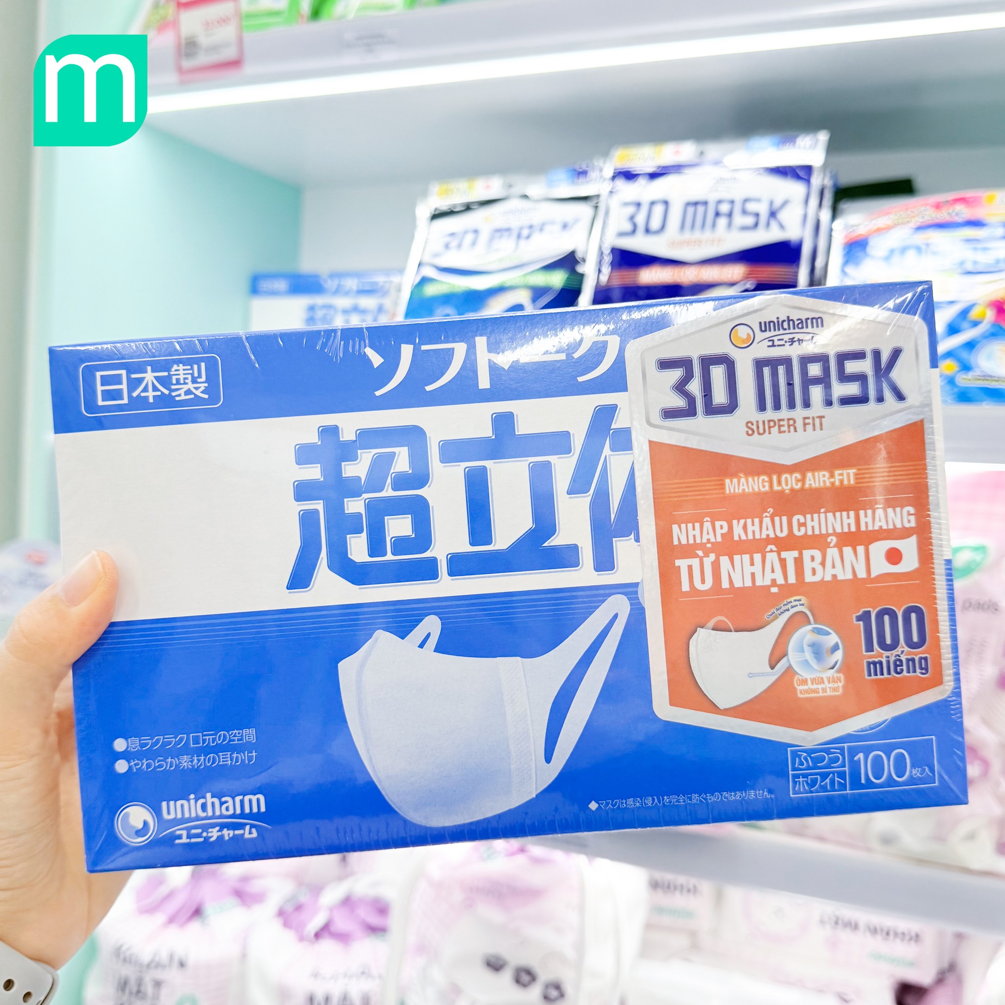 Item "bất li thân" của hội chị em những ngày Hà Nội mù mịt.