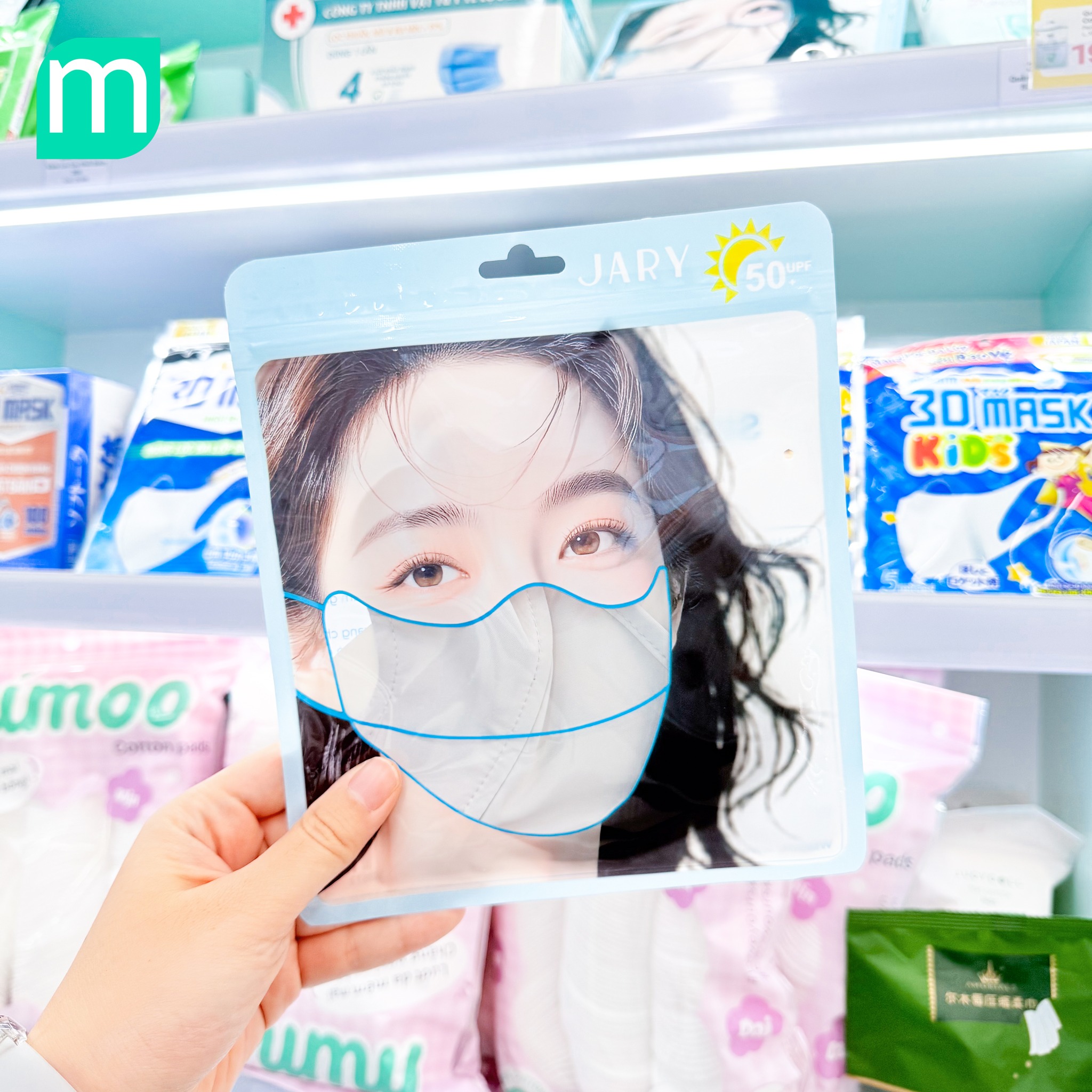Item "bất li thân" của hội chị em những ngày Hà Nội mù mịt.