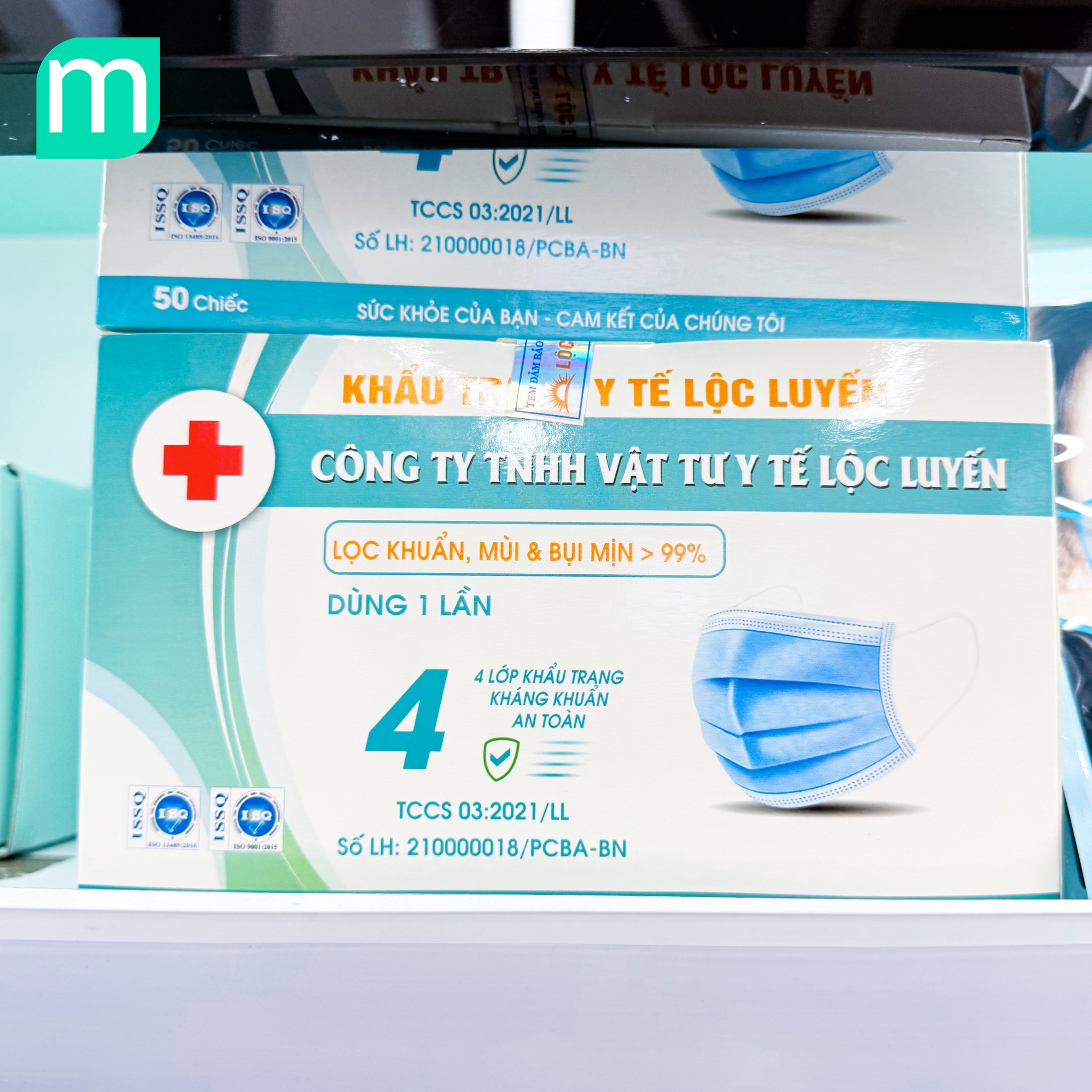 Item "bất li thân" của hội chị em những ngày Hà Nội mù mịt.