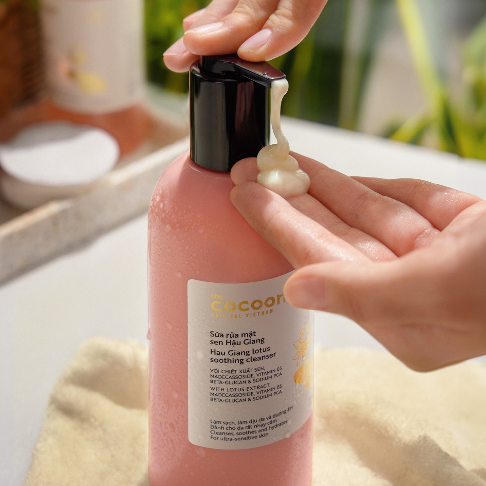 Sữa rửa mặt Cocoon Sen Hậu Giang 310ml Sữa rửa mặt Cocoon Sen Hậu Giang 310ml